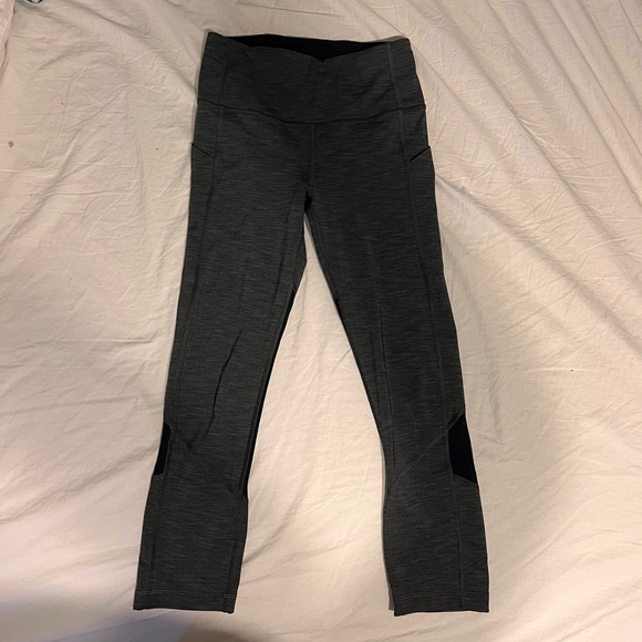 Lululemon cropped leggings with mesh and pockets - Picture 2 of 4